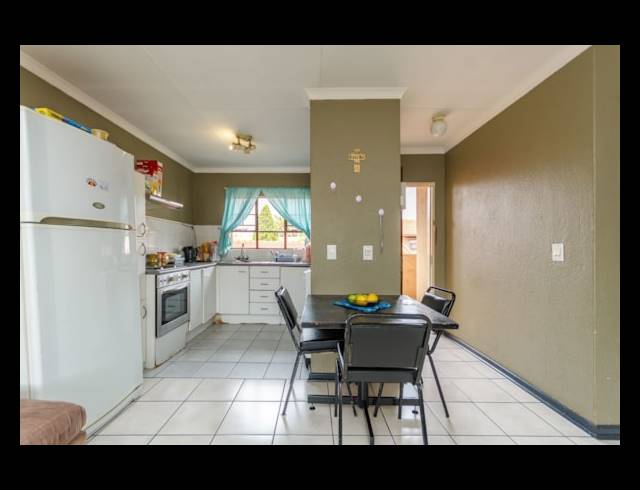 2 bed property to rent in LAKEFIELD